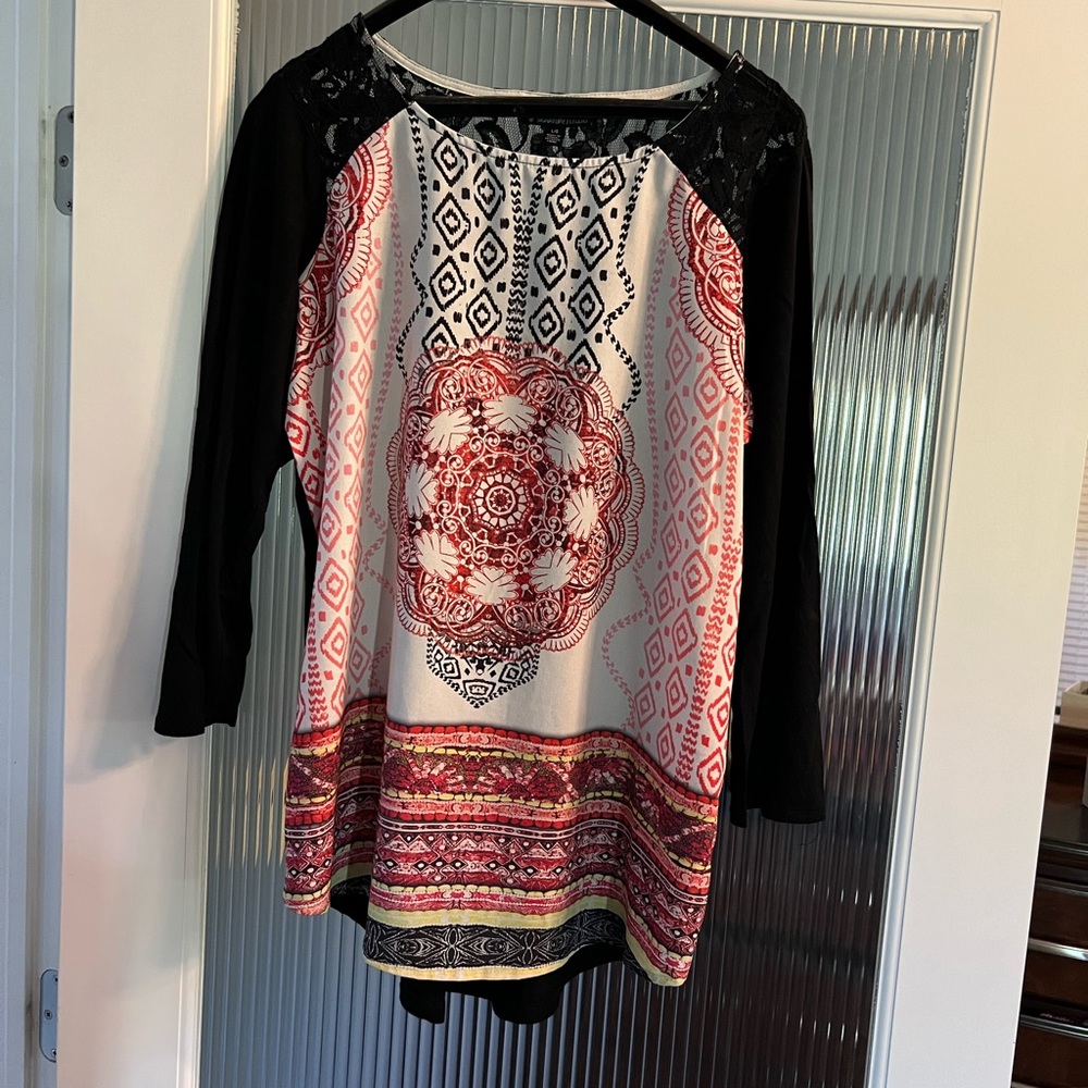 Size L Wonen’s tunic top.
